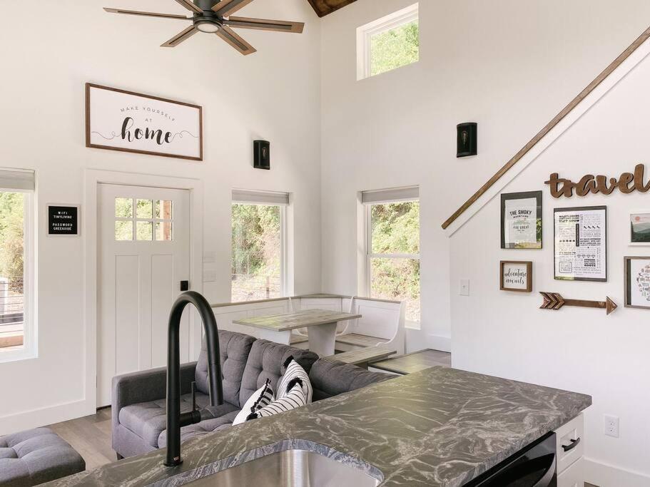 Modern Smoky Mountain Tiny House Lejlighed Pigeon Forge Eksteriør billede